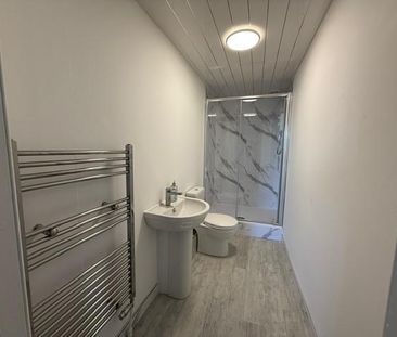 3 bedroom flat to rent - Photo 4