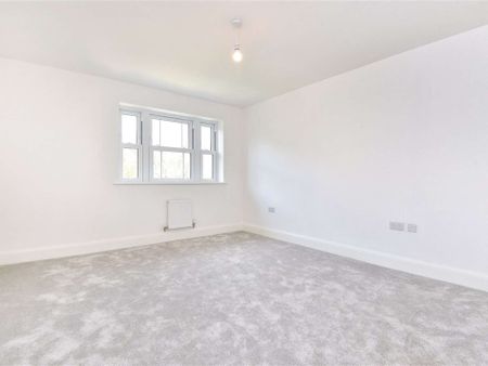 A six bedroom detached town house within the prestigious Royal Wells Park development. Conveniently placed for the grammar schools and town amenities. - Photo 3