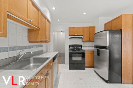 House in North Vancouver, BC - Photo 5