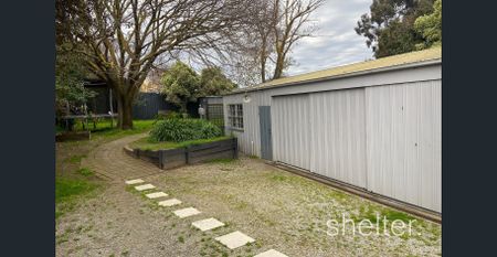 COMFORTABLE & SPACIOUS FAMILY HOME - Photo 4