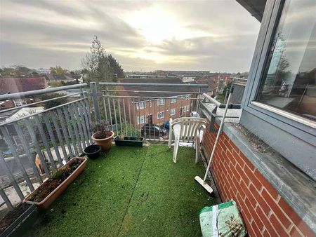 Edith Court, Bedfont, TW14 - Photo 4