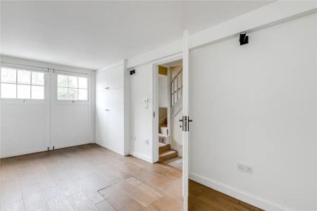 2 bedroom house in London - Photo 3