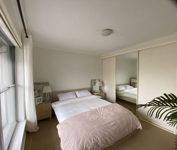 TWO BEDROOM UNIT PERFECTLY LOCATED IN GEELONG'S INNER CITY - Photo 1