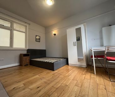 Studio Flat, Ethelbert Gardens, IG2 - Photo 1