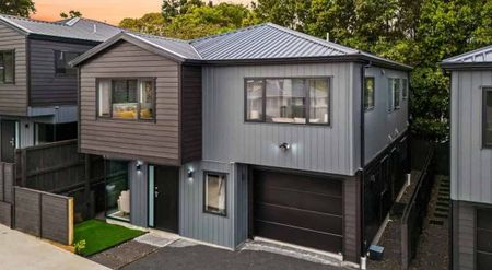 Spacious 5-Bedroom Massey Home – Luxury Living with a Unique Touch - Photo 5