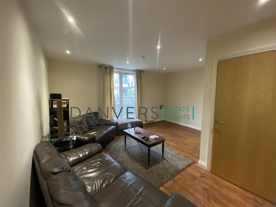 4 bedroom end of terrace house to rent - Photo 1