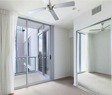 Luxurious Brisbane CBD Apartment with High-End Features - Photo 2