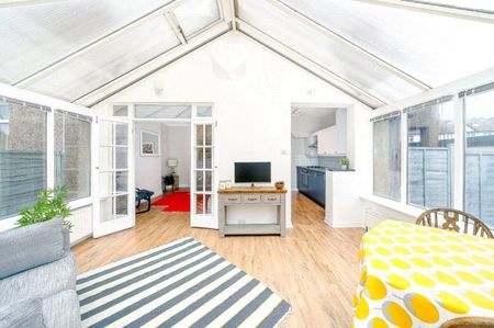 Cannon Hill Lane, London, SW20 ground floor flat to rent - Photo 2