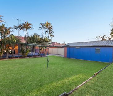 Fantastic 3 Bedroom Home, Great Location, Great Outdoor Entertainin... - Photo 2