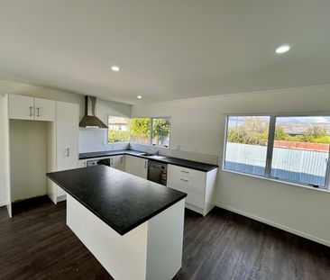 Charming 4-Bedroom Home for Rent in Hamilton East - Photo 3