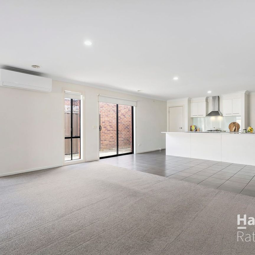 Spacious and Modern 4-Bedroom Home in Craigieburn - Photo 1