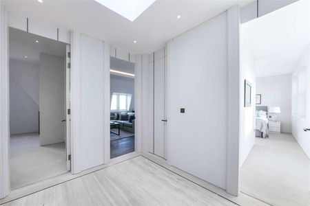 Beautiful penthouse apartment with large private terrace, ideally located for access to the Southbank. 2 bedrooms, 2 bathrooms - beautifully furnished and presented in immaculate condition. - Photo 2