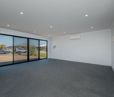 14 Sunburst Street, Mount Low. - Photo 3