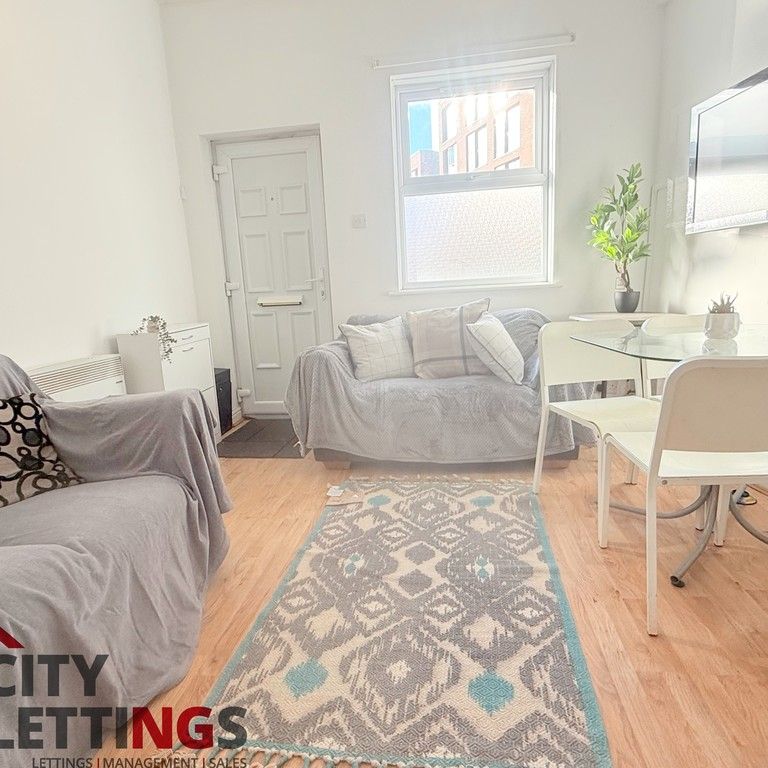 4 Bedroom Mid Terraced House - Photo 1