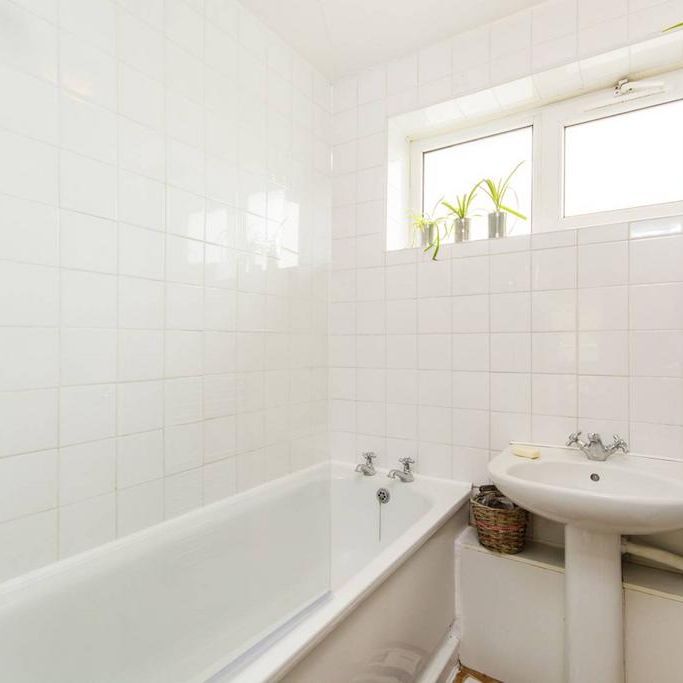 3 bedroom flat to rent - Photo 1