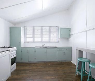 “Cute Renovated Cottage in Superb Location” - Photo 6