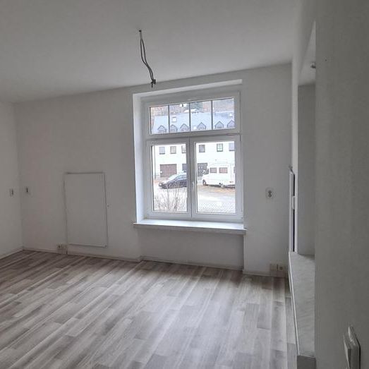 Helle Altbauwohnung in Lößnitz, mit Einbauküche + PKW Stellplatz - Photo 1