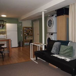 Bachelors basement apartment. Furnished, A/C - Photo 2