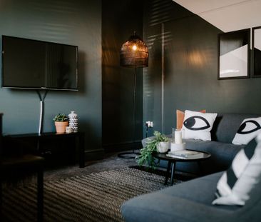 Designer Room | 5 Mins to MediaCity 💚 - Photo 2