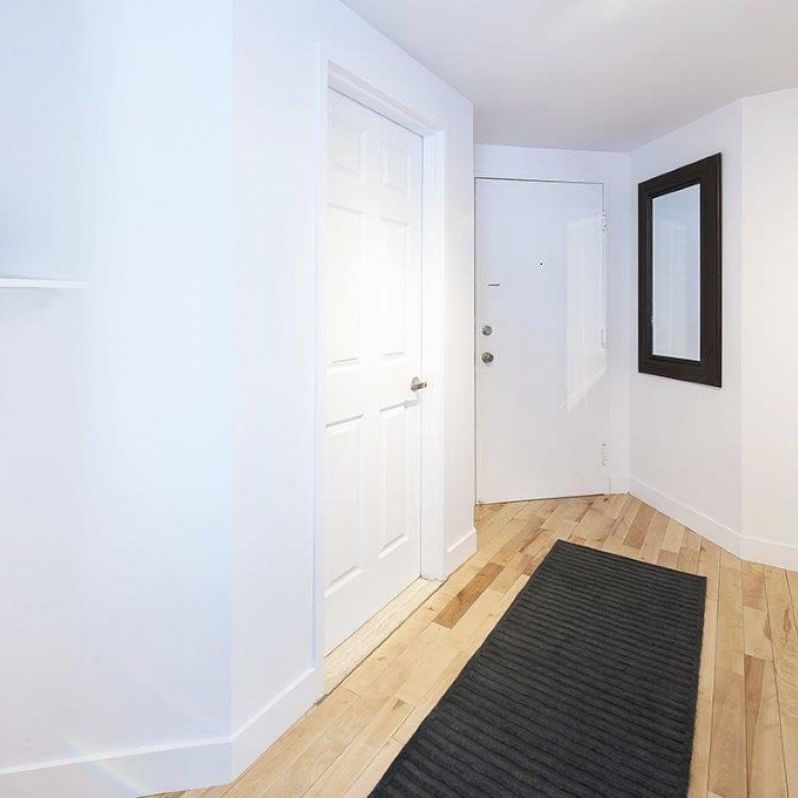 Spacieux appartement de deux chambres entièrement meublé,situé au cœur du centre-ville de Montréal - Photo 1