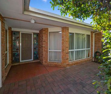 Charming 3-Bedroom Townhouse in a Serene Cul-de-Sac - Photo 3