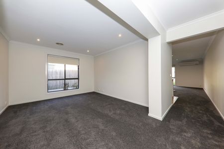 Neat & spacious 3 bedroom with 2 living spaces - Photo 2