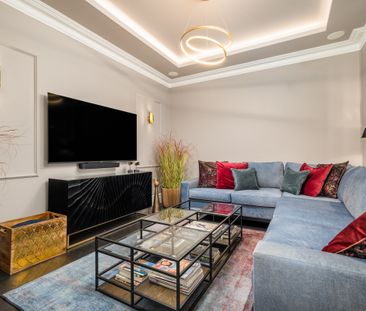 A beautifully refurbished semi-detached house with a private garden... - Photo 1