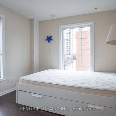 Yonge & Sheppard. Sunny, Large 3Bedrms 2 Baths & utilities incl. - Photo 4