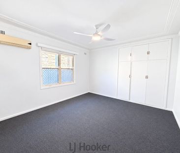 Spacious Five-Bedroom Family Home with Freshly Updated Interiors! - Photo 5