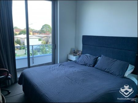 Stunning 3-Bedroom Apartment with Broadwater Views - Photo 2