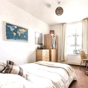 1 bedroom in a house share to rent - Photo 2