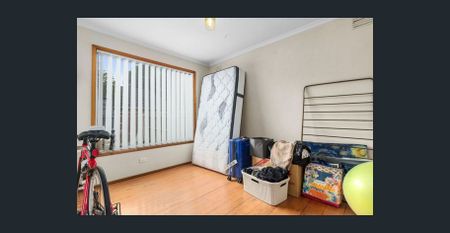 **Freshened Up 2 Bdrm ~ 1 Bath Unit with Carport and Courtyard - Quiet Block - Photo 5