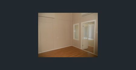 Excellently located 2 bedroom unit - Photo 2