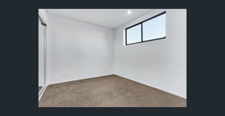 Large 1 bedroom with 1 parking spot - Photo 2