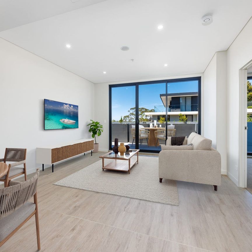 Light filled apartment offering space and convenience - Photo 1