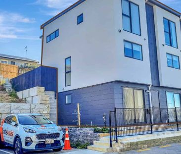 Unbelievable Bargain - 4 bdrms/2 bthrms/3 toilets - Photo 3