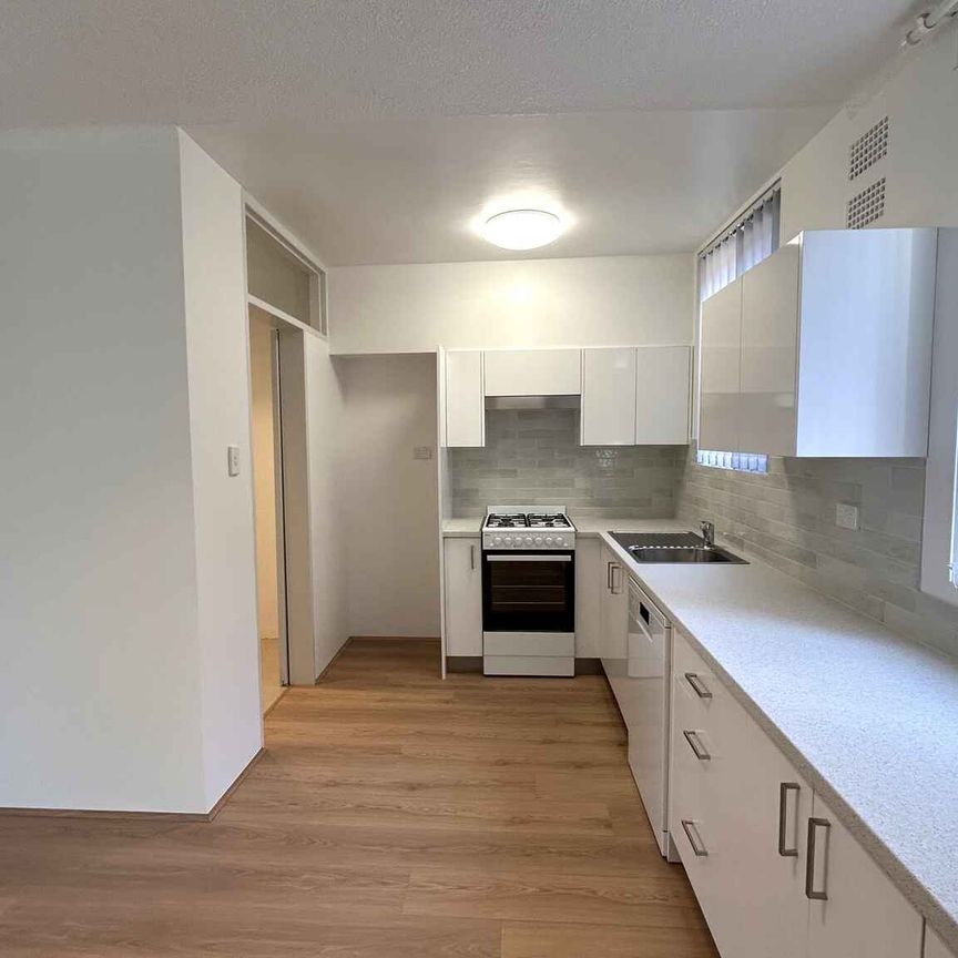 Renovated 2 bedroom unit in prime location! - Photo 1