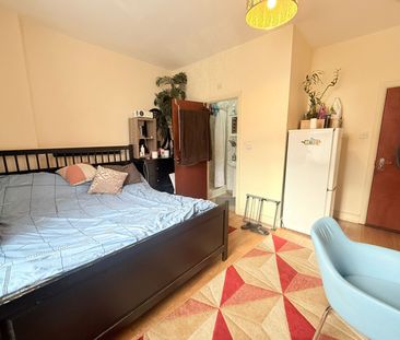 Ensuite room close to ilford station - ideal for single working person - Photo 5