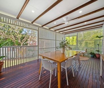 Quintessential Queenslander with a Modern Twist! - Photo 2