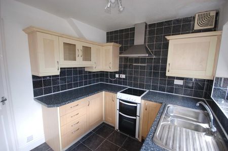 2 bedroom semi-detached house to rent - Photo 4