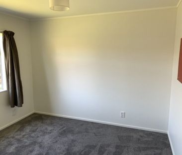 Located down a quiet street in Hamilton East, this tastefully moder... - Photo 2