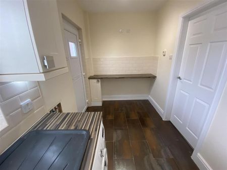 2 bedroom semi-detached house to rent - Photo 4