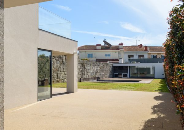 Moradia V5 em Senhora da Hora com jardim e piscina