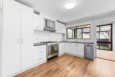 Stylish Light-Filled Apartment in Prime Lifestyle Location - Photo 4