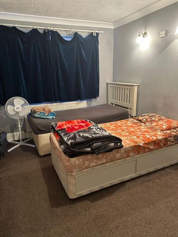 1 bedroom in a house share to rent - Photo 3