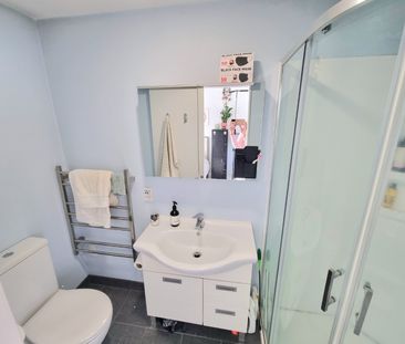 Contemporary Living and Urban Style - Photo 4