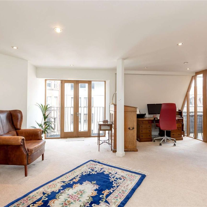 Handsome three storey, unfurnished, four en-suite bedroom mews house with integrated garage. - Photo 1