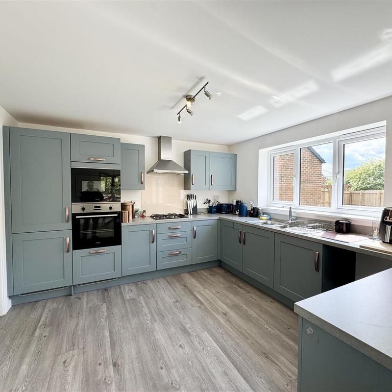 4 bedroom detached house to rent - Photo 1