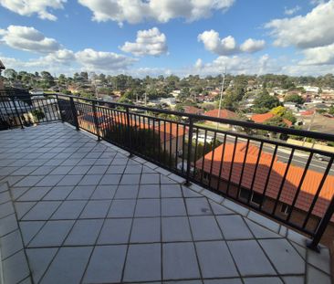 Lovely 2 Bedroom Unit - Top Floor With Great Views!!! - Photo 4
