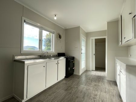 Newly Renovated 3 bedroom home in Otara - Photo 4
